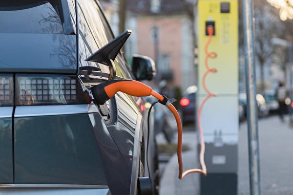 Elektroauto am Aufladen