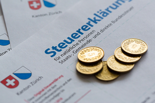 Steuererklärung mit Münzen drauf