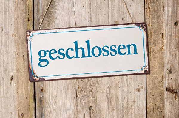 Schild mit Aufschrift geschlossen