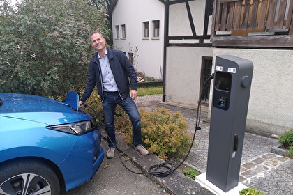 Roger Schumacher lädt Auto an E-Ladestation