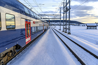 Zug auf Gleisen in Schneelandschaft