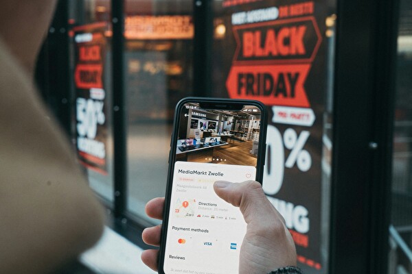Smartphone mit geöffneter Einkaufsseite an Black Friday