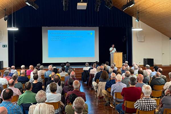 Besucher des Infoanlasses für LEG im Gemeindesaal
