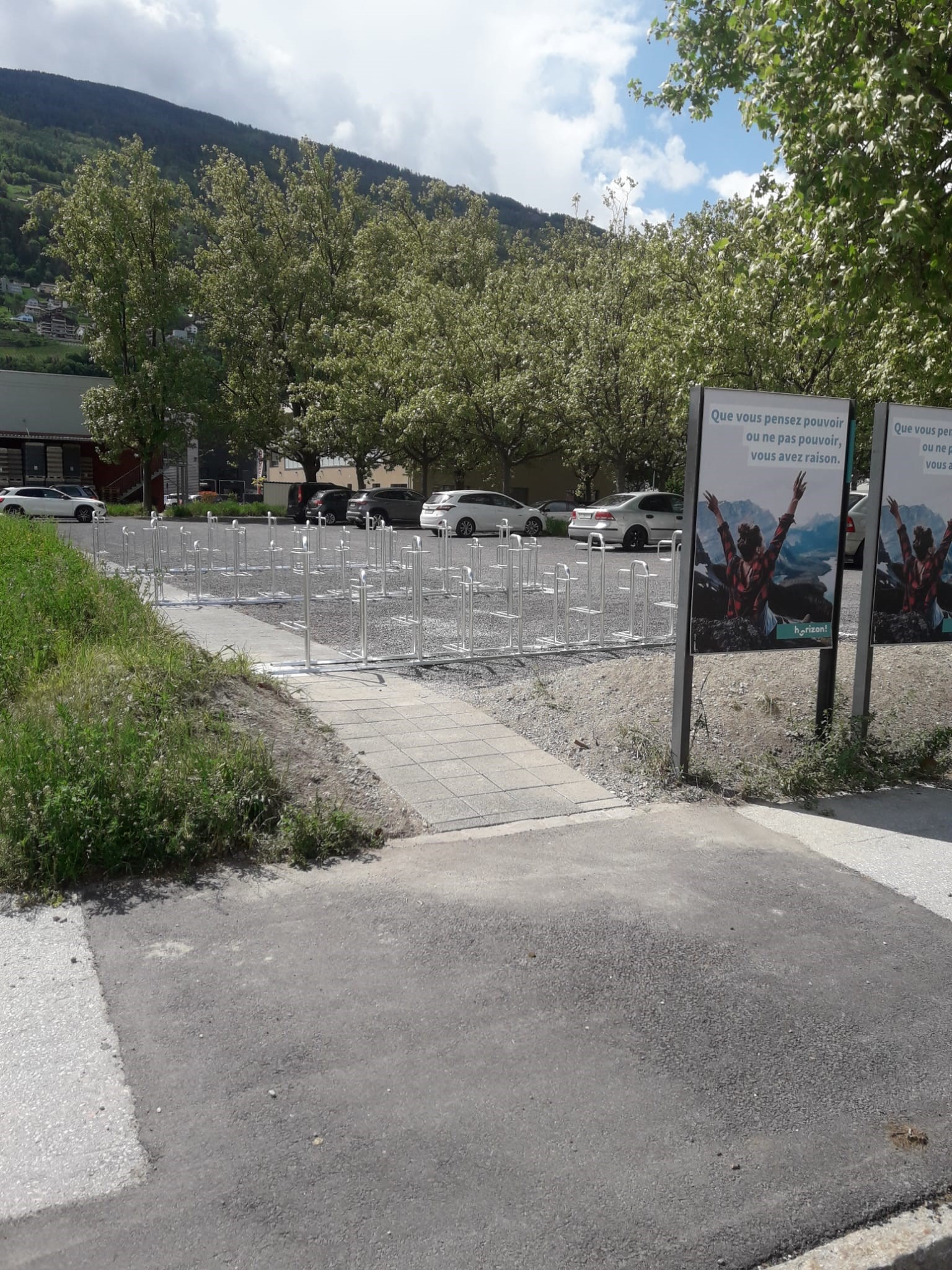 Stationnement vélo à la piscine découverte de la Blancherie (mai 2022)