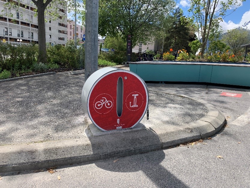 Pompe à vélo devant la vélostation (mai 2021)