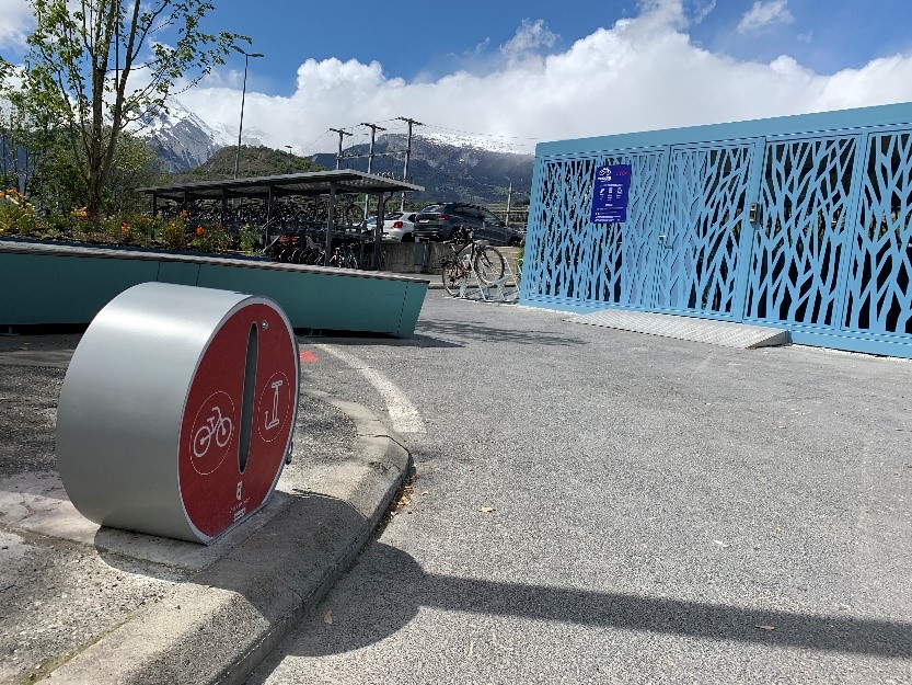 Pompe à vélo devant la vélostation (mai 2021)