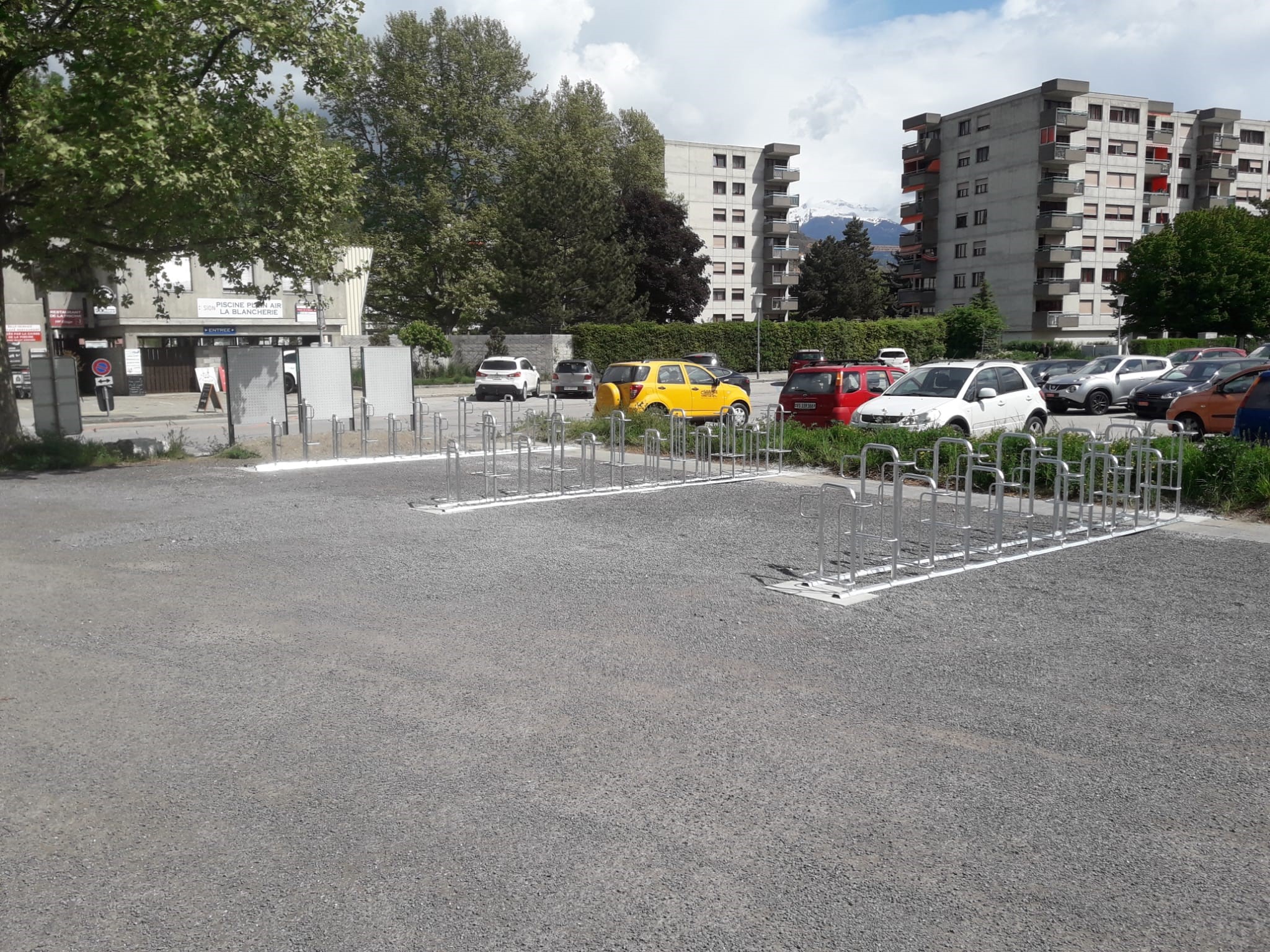 Stationnement vélo à la piscine découverte de la Blancherie (mai 2022)
