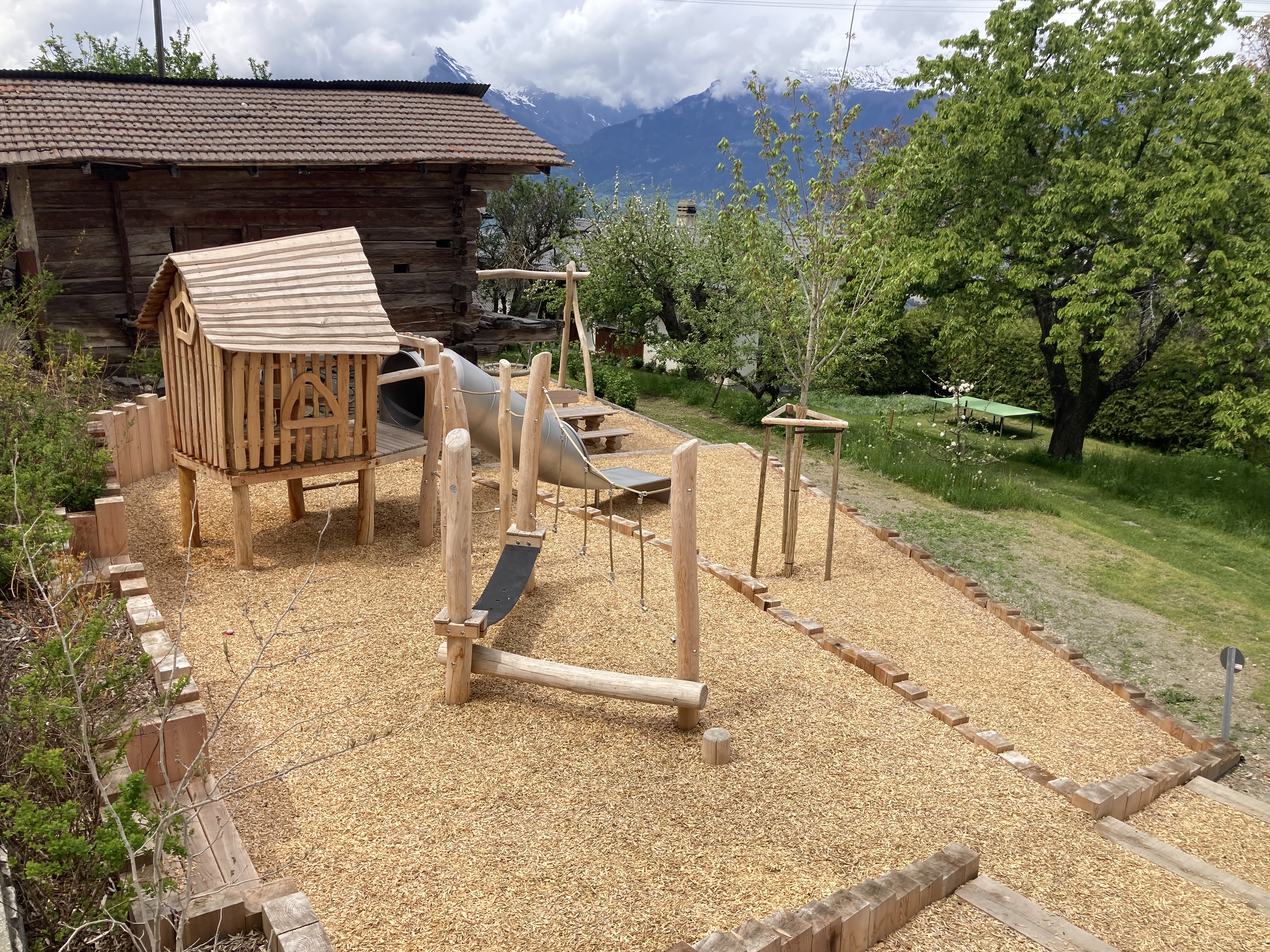 Place de jeux aux Agettes