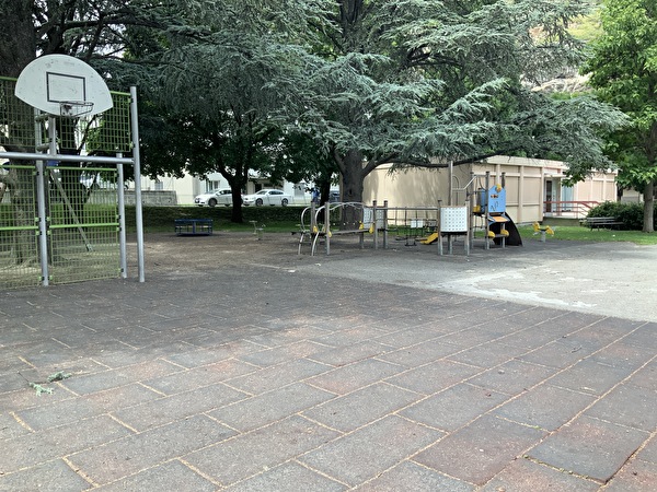 Jardin public à la rue des Aubépines