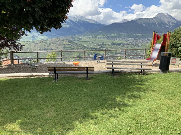 Jardin public à l'église de Salins