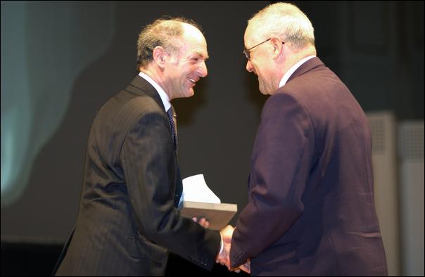 Preisübergabe von Dr. Jean Pernet, Verwaltungsratspräsident der Bedag AG, an Gemeindepräsident Armin Burkhalter
