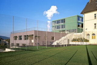 Das neue Schulhaus und die neue Gemeindeverwaltung neben dem Kindergarten