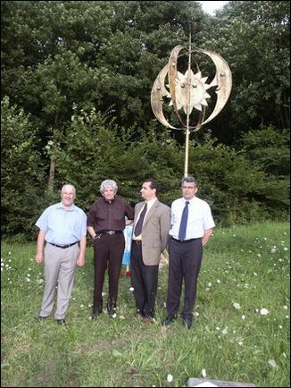 v.l.n.r.: Armin Burkhalter (Gemeindepräsident Starrkirch-wil), Paul Gugelmann (Künstler), Andreas Gervasoni (Verwaltungsratspräsident Raiffeisenbank Dulliken-Starrkirch), Karl Caminada (Aufsichtsratspräsident Raiffeisenbank Dulliken-Starrkirch)