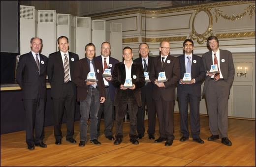 Alle Preisträger 2004, v.l.n.r.: Jean Pernet (Verwaltungsratspräsident Bedag), Peter Schmutz (Direktor Bedag), Mario Tuor (Informationsbeauftragter IMES), Armin Burkhalter (Gemeindepräsident von Starrkirch-Wil), Christian Flückiger (DRS 3), Christoph Luchsinger (Stadtpräsident Zug), Martin Gehrer (Staatssekretär St. Gallen), Anouch Seydtaghia (Le Temps) und Pierre-André Schmitt (Stv. Chefredaktor Bilanz, stellvertretend für Marc Kowalsky (Kategorie Presse Magazine)