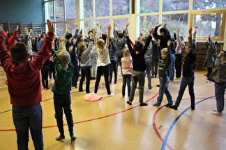 Yoga in der Turnhalle