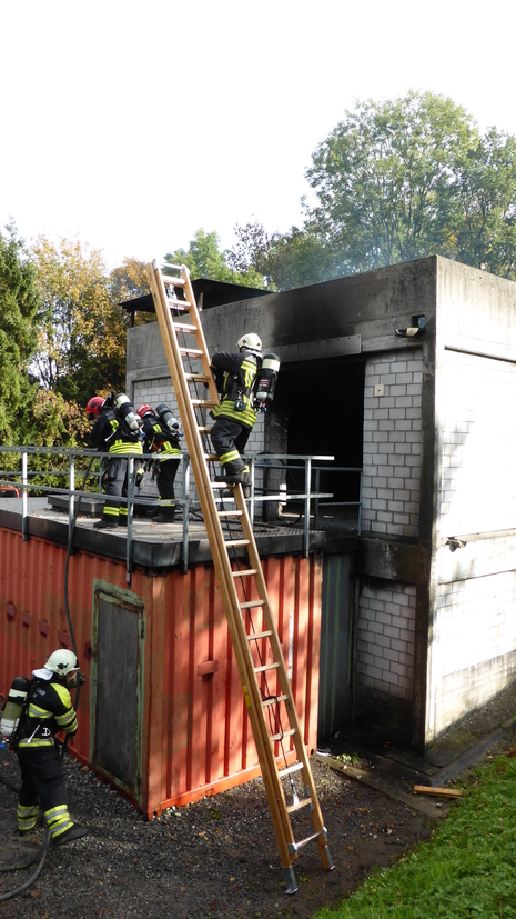 Kantonaler Atemschutztag vor einem Brandhaus der Berufsfeuerwehr St. Gallen.