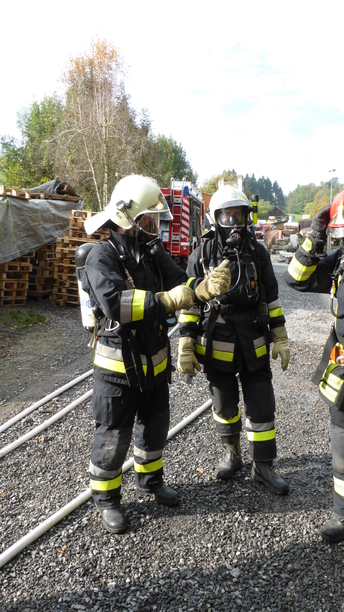 Atemschutztrupp bei der Bereitstellung am Kantonalen Atemschutztag.