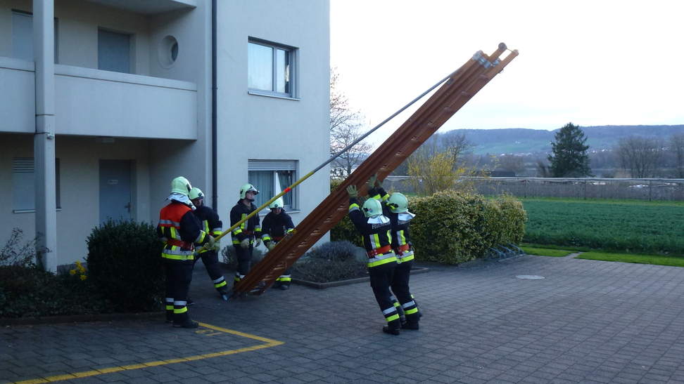 Die Feuerwehr Mammern beim stellen der 14m Leiter.