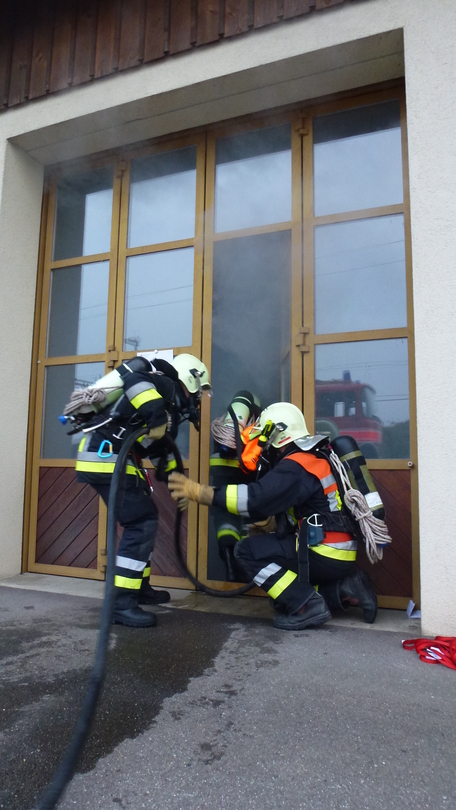Atemschutz beim betreten eines Gebäudes welches zuvor eingenebelt wurde. 