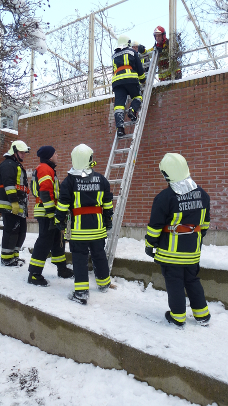 Neue Angehörige der Feuerwehr Mammern und Steckborn beim erlernen des Grundhandwerkes.