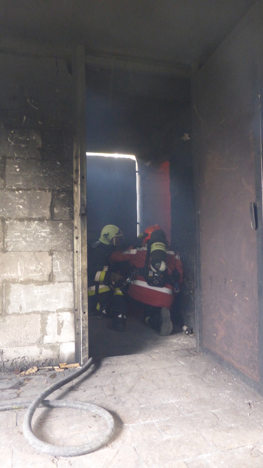 Reale Atemschutzausbildung in einem Brandhaus.