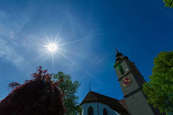 Kirche mit Blauem Himmel und Sonne