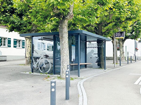Das Buswartehäuschen beim Stadthaus dient als Vorlage für die neu zu erstellenden Häuschen im Stadtgebiet.