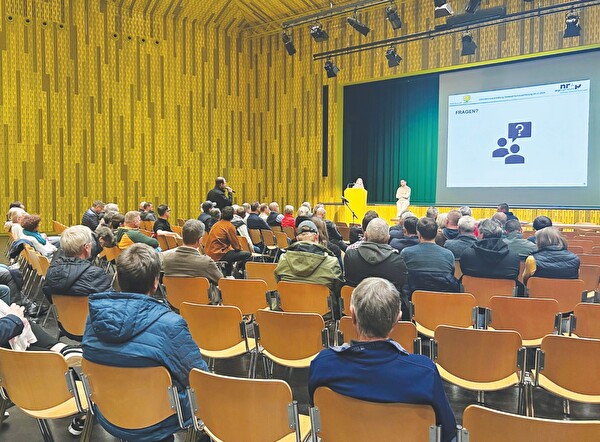 Am Montagabend fand die öffentliche Infoveranstaltung zum Thema Gewässerraum statt.