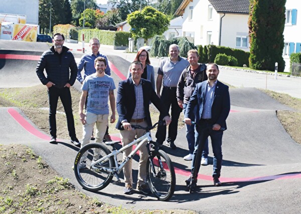 Sie freuen sich über die Eröffnung der Pumptrack-Anlage (v.l.): Schulpräsident Michael Stäheli-Engel, Gemeindepräsident Hefenhofen, Thomas Schnyder, Gemeinderat Sommeri, Andreas Ackermann, Stadtrat Felix Würth, Schulbehördemitglied Renate Koch, Abwart Tellenfeld, Hansjakob Laib, Sportlehrer Daniel Langenegger und Stadtpräsident Gabriel Macedo. 