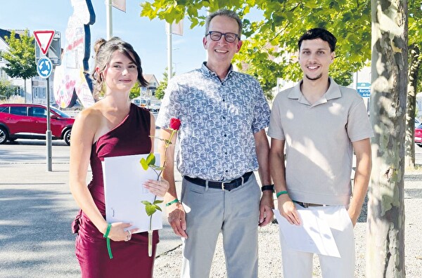 Glückliche Gesichter: Eliza Fazlija, Stadtschreiber Roland Huser und Finn Musa an der Lehrabschlussfeier.