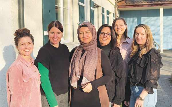 (v.l.) Eliane Graf, Leiterin Fachstelle Gesellschaft gemeinsam mit den KulturcoaCHes Manuela Tschanz, Funda Kural, Tiziana Venezia, Petra Stoios und Aferdita Kroni.