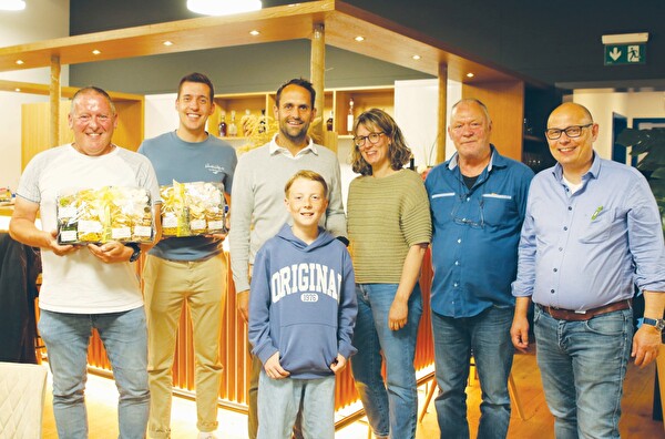 Sie werden Amriswil am Jasstisch vertreten (v.l.): Tischjasser Stefan Lüönd, Telefonjasser Joel Limoncelli, Jugendjasser Luca Wild, Tischjasserin Marina Wildhaber und Ersatzjasser Peter Schraff. Ebenfalls auf dem Bild die beiden OK-Mitglieder Stadtrat Adrian Fisch (3.v.l.) und Kurt Früh (r.).