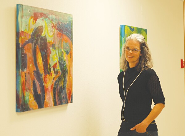 Künstlerin Marion van de Wardt stellt aktuell einige ihrer Werke im Alters- und Pflegezentrum aus.