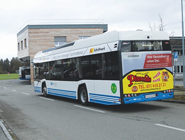 Die Elektrobusse der Bus Oberthurgau AG sind mit diesem runden grünen Symbol gekennzeichnet.