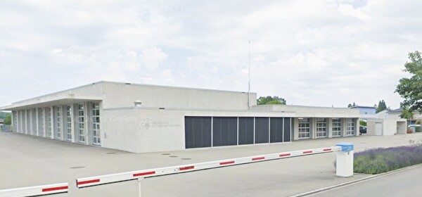 Auf dem Dach der Fahrzeughalle des Feuerwehrzentrums wird eine Photovoltaik-Analge erstellt.