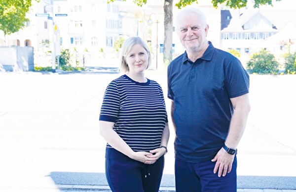 Gemeinsam für mehr Sichtbarkeit: Vorstandsmitglied der Amriswiler Fachgeschäfte, Angela Mettler-Baumer, und Unternehmer Peter Zweifel.
