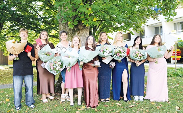 Gratulation an Liam Dobler, Lorentina Ajdari, Katja Nobs, Michelle Koch, Sarah Pino, Jana Mendes, Alma Murati, Amy-Lee Greiner, Lana Radonjic (v.l.).