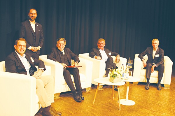 (v.l.): Jérôme Müggler, Direktor IHK Thurgau, Gabriel Macedo, Stadtpräsident Amriswil, Moderator Stephan Klapproth, Unternehmer Peter Spuhler und HSG-Dozent Dr. Andreas Böhm.