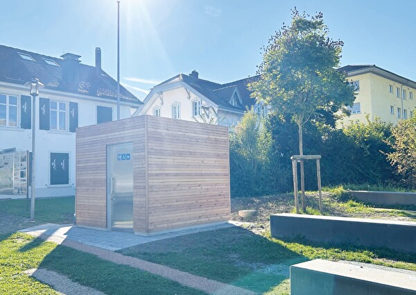Die neue öffentliche Toilette, die kürzlich im Radolfzellerpark installiert wurde, ist jetzt in Betrieb.