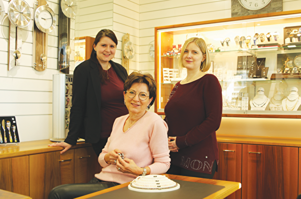 Marianne Baumer Tanner (m.) übergab ihr Geschäft «Svec Uhren Bijouterie» an ihre Töchter Marisa Keller-Baumer (l.) und Angela Mettler-Baumer (r.).