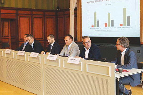 Sie standen den Medien am Freitag stellvertretend für alle kantonalen und regionalen Zentren Red und Antwort (v.l.): Die Stadtpräsidenten Moritz  Eggenberger (Steckborn), Roger Martin (Romanshorn), Gabriel Macedo (Amriswil), Claudio Bernold (Frauenfeld) und Thomas Weingart (Bischofszell)  sowie Pascal Eichmann, Leiter Finanzen und Steuern (Bischofszell), stellen konkrete Lösungsvorschläge zur Anpassung des Finanzausgleichs vor.