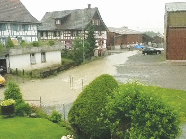 Um solche Überschwemmungen künftig zu verhindern, wird der Eidbach saniert.