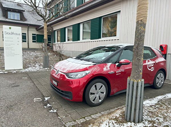 Mobility-Fahrzeug beim Stadthaus für die Bevölkerung