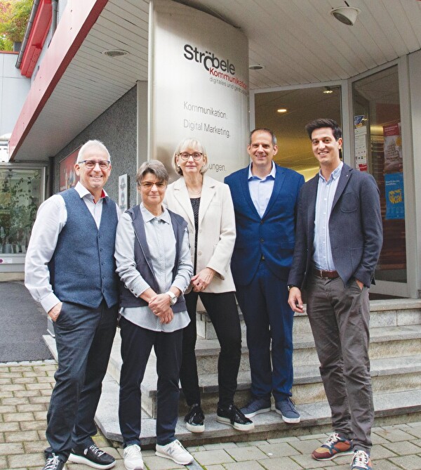 Freuen sich, dass die Geschichte der Ströbele AG weitergeschrieben wird: von links: Stefan Ströbele, Andrea Ströbele, Franziska Cavelti, Markus Wilda und Claudio Cavelti.