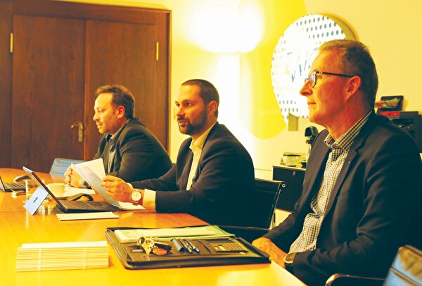 (v.l.) Finanzverwalter Roman Baker, Stadtpräsident Gabriel Macedo und Stadtschreiber  Roland Huser an der Budgetpräsentation vor Presse- und Parteivertretern.
