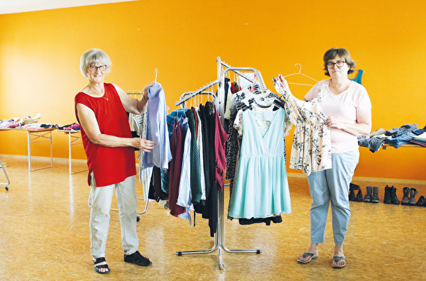 Frieda Bösch und Renate Wöhrle wirken seit Beginn in der Kleidersammlung mit.