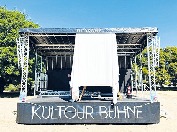 Die KULTour-Bühne und die Leinwand wurden am Nachmittag bereits montiert.