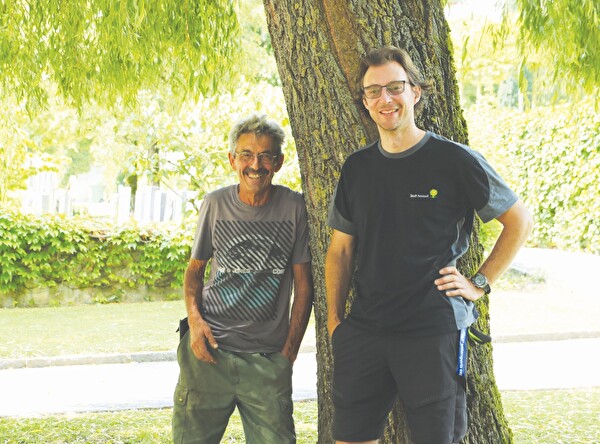 Jörg Schweizer (l.) übergibt sein Amt als Friedhofsgärtner nach 40 Jahren an Jonas Pauli. 