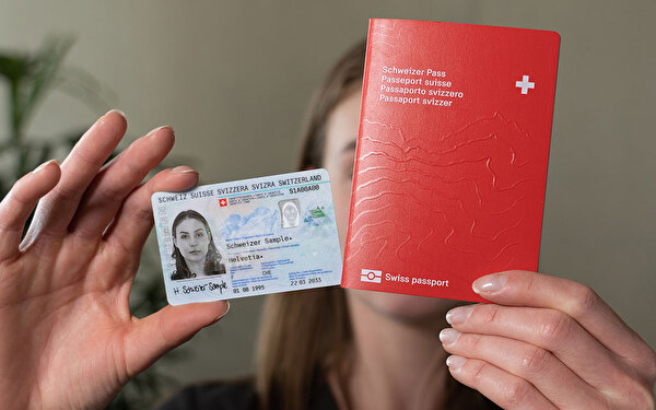 Identitätskarte und Pass