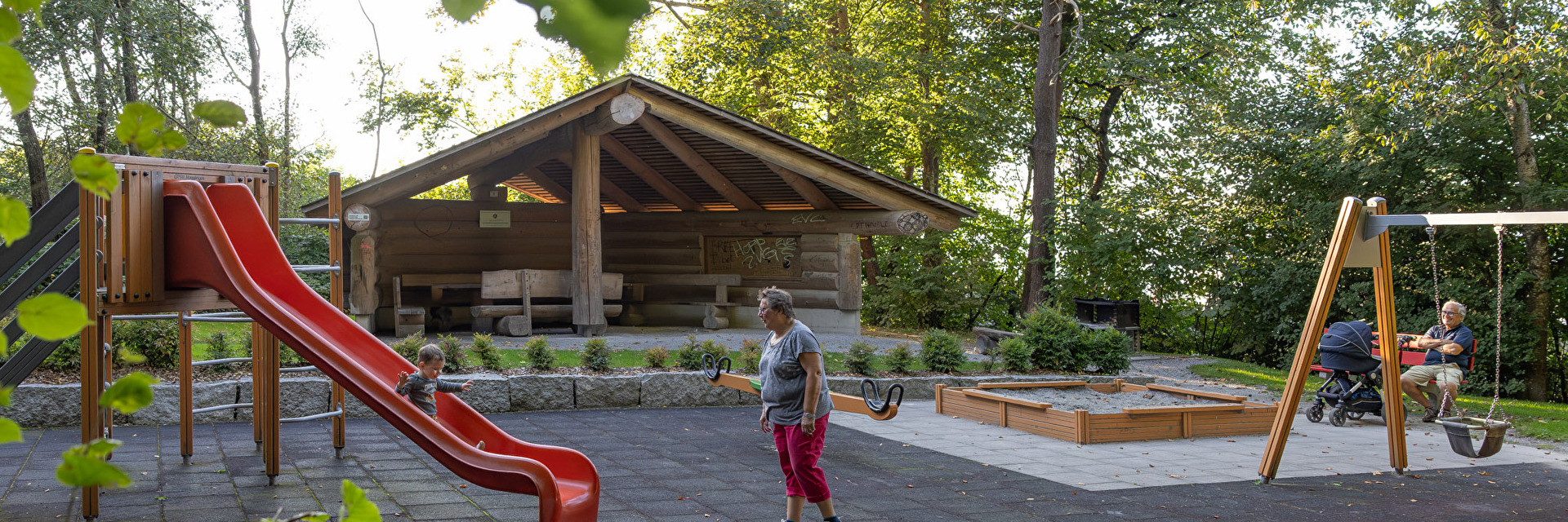 Kinder spielen auf Spielplatz